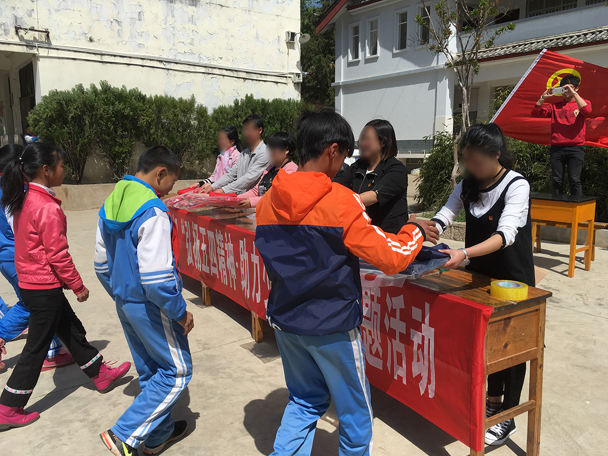慰問福利院、聾啞學(xué)校