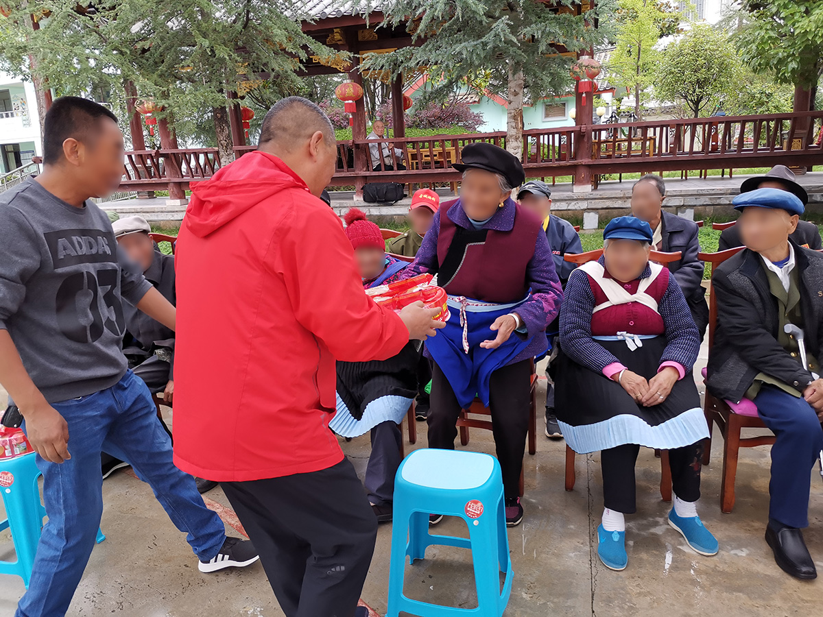 慰問福利院、聾啞學(xué)校