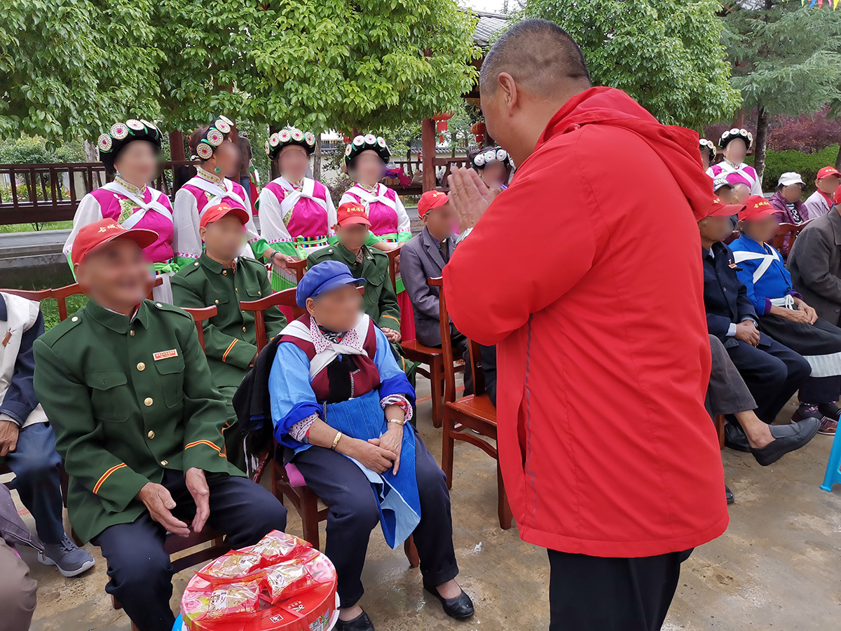 慰問福利院、聾啞學(xué)校